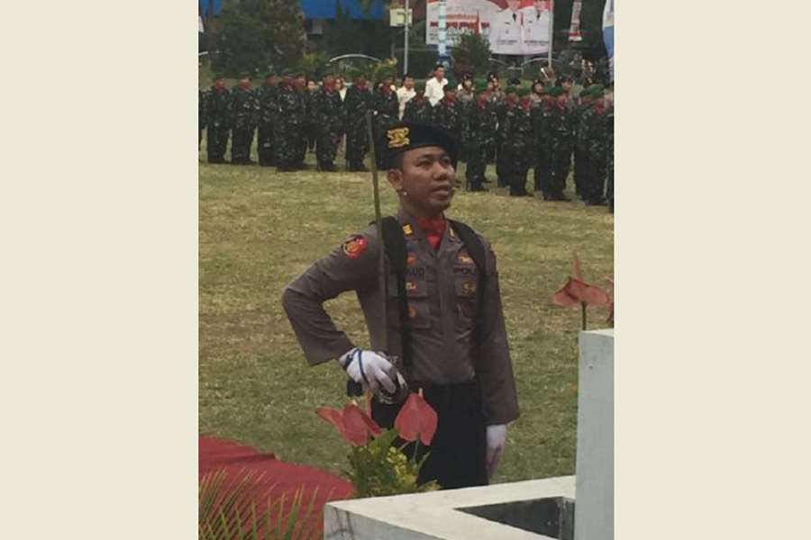 Kapolsek Tikala Pimpin Upacara Penurunan Bendera